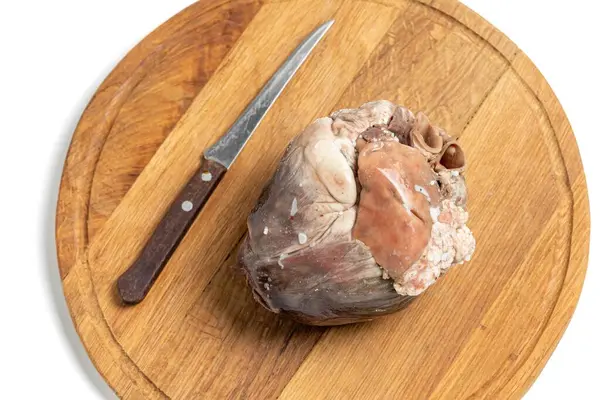 猪用小刀在厨房的木板上烹调心脏 顶部六 — 图库照片
