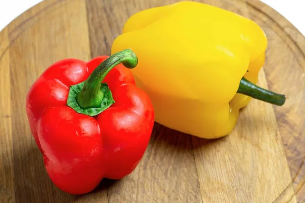 Yellow Red Fresh Bell Peppers Wooden Kitchen Board — Stok fotoğraf