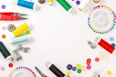 Dikiş ve yeniden dikmek için çeşitli aksesuar ve malzemeler.