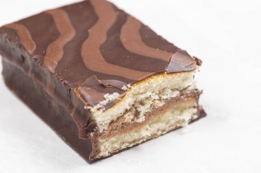 Beyaz arka planda kremalı çikolatalı kurabiye.