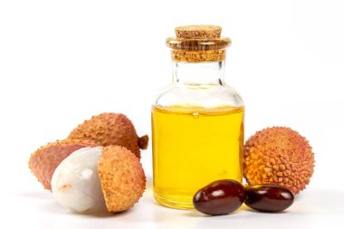 Bir şişe liçi yağı ve taze meyve likörü.