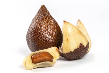 Yılan meyvesi bütün ve kabuğu soyulmuş beyaz arka plan