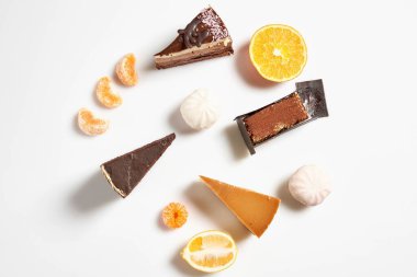 Limonlu, portakallı ve mandalina dilimli lezzetli kekler.