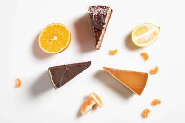 Tatlı olarak üç dilim pasta.