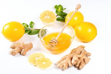 Doğal tıp konsepti. Zencefil, bal, limon ve nane
