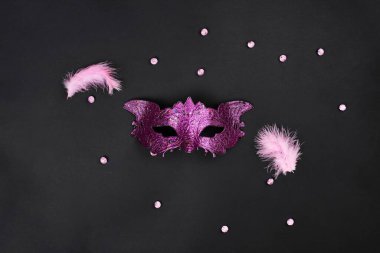 Tüylü mor bir Mardi Gras