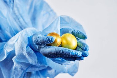 Sağlık çalışanları hastanede Paskalya 'yı kutluyor.