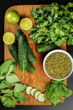 Taze salatalık, ıspanak, fesleğen, yeşil bezelye, maydanoz ve limon.