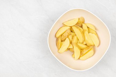 Masada dilimlenmiş patates ve fotokopi alanı.