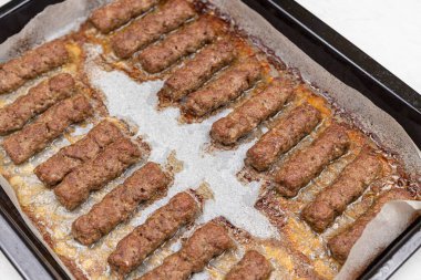 Fırın tepsisinde taze kebaplar