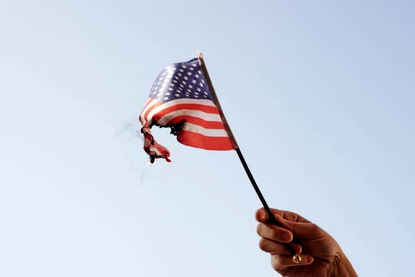 El ele tutuşmak Amerikan bayrağını yakmak - kitle protonlarının sembolü.