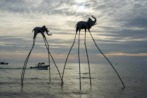 Elefanten Skulpturen Auf Langen Stelzen Meer Mit Fischerboote —  Fotos de Stock