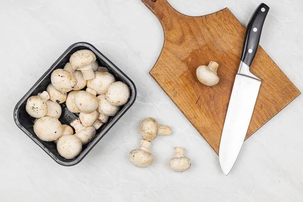 Champiñones Crudos Rodajas Mesa Con Tabla Cortar — Foto de Stock