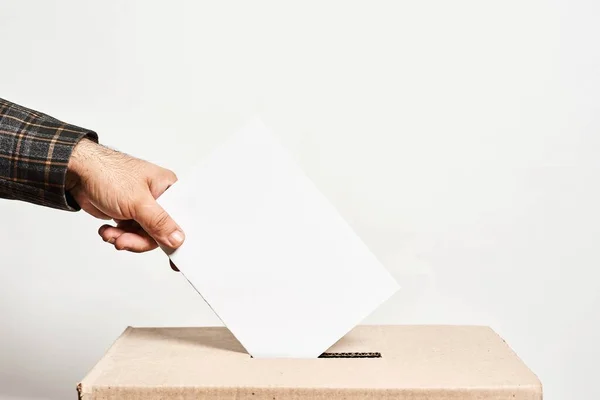 Seçimler. Adam oyunu sandığa atıyor.