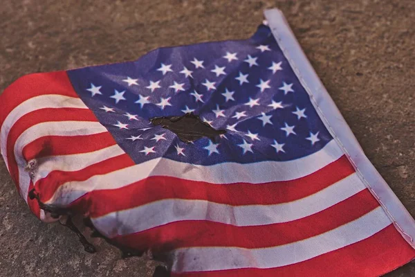 地面に汚れて引き裂かれたアメリカ国旗 — ストック写真