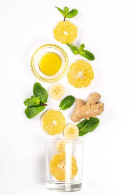 İçki için bardak ve malzemeler - bal, muz, limon ve cin