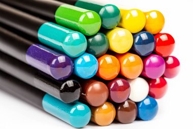 Beyaz, yakın plan üzerinde çok renkli kalemler demeti