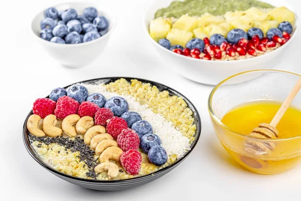 健康可口的食物背景 带有水果和坚果的粥 — 图库照片