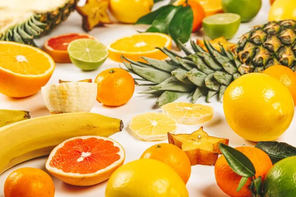 Olgun egzotik meyvelerle dolu yaz arkaplanı