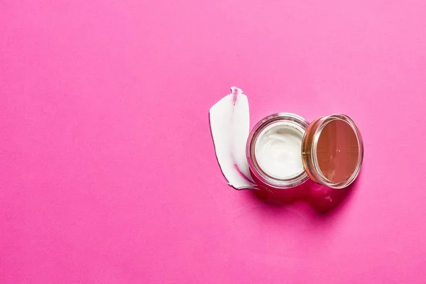 Kozmetikai Krém Krém Kinyitott Tartály Élénk Rózsaszín Háttér — Stock Fotó