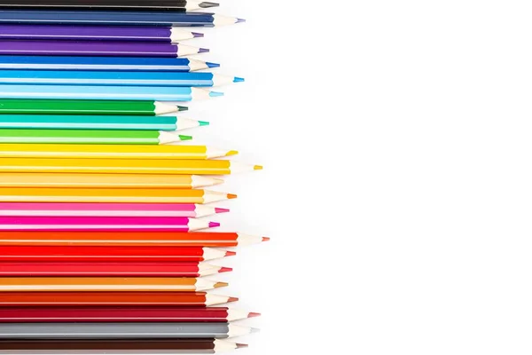 Beyaz zemin üzerinde birçok farklı renkli kalemler