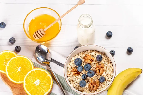 健康食品概念 含水果 蜂蜜和牛奶的燕麦片 — 图库照片