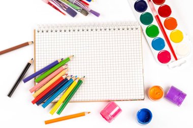 Çizim için boya, kalem, fırça ve defter. 