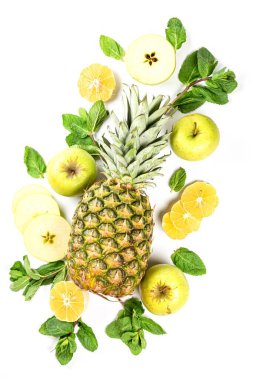 Nane yapraklı ananas, dilimlenmiş elma ve limon.
