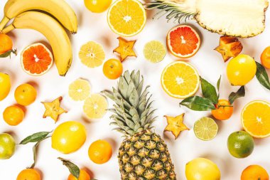 Üst manzara, beyaz üzerine taze egzotik meyveler.