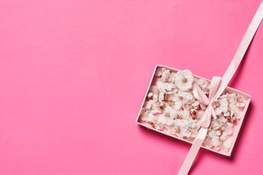 Ağaç çiçekleri ve kurdeleli hassas bahar arkaplanı