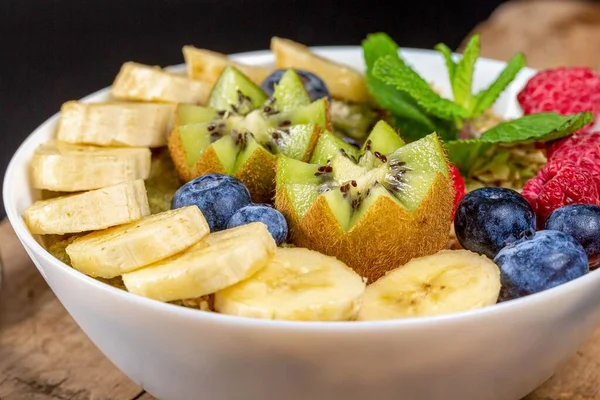 Close Oatmeal Berries Banana Kiwi — Stock Photo, Image