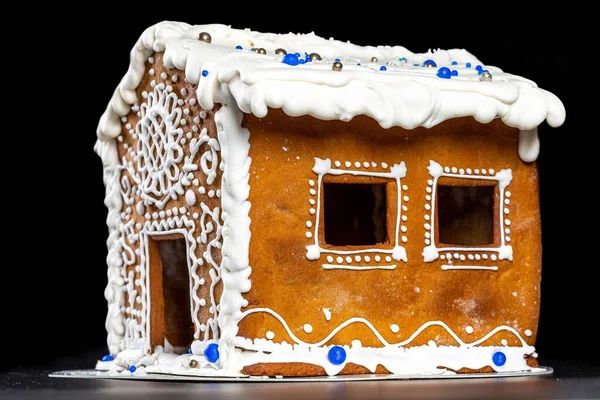 Kışlık kremalı zencefilli kek evi.