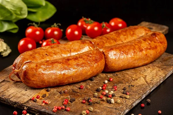 Renkli biberli ve domatesli fırında tavuk sosisi.