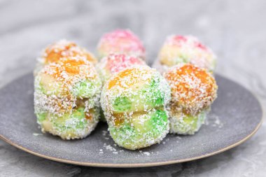 Renkli Yuvarlak Kurabiyeler. Tabakta düzenlendi ve servis edildi.