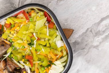 Fotokopi alanı olan sebzeli domuz pirzolası ve pirzola.