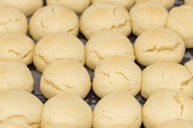 Yuvarlak Kurabiyeler pişirmeye hazır.