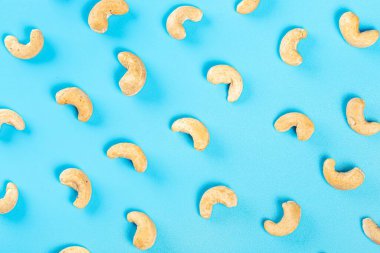 Mavi arka planda kaju fıstığı, üst görünüm