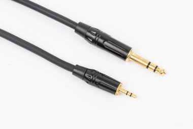 Stereo adaptörlü Ses Jack Kabloları beyaz arkaplanın üzerinde
