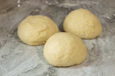 Gri mermer masada çiğ Hamur