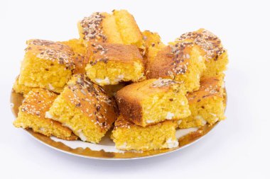 Beyaz arkaplanın üstündeki tabakta mısır ekmeği