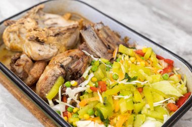 Sebzeli domuz pirzolası ve pirzola.