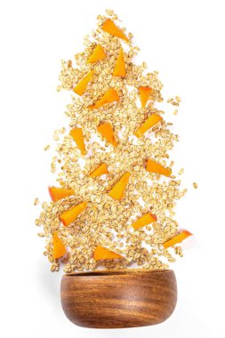 Olgun hurma dilimleriyle yulaf ezmesi, üst manzara.