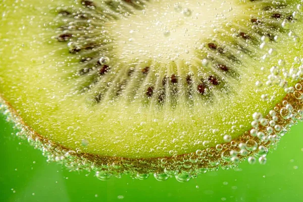 Grön Frukt Bakgrund Med Kiwi Skiva Och Bubblor — Stockfoto