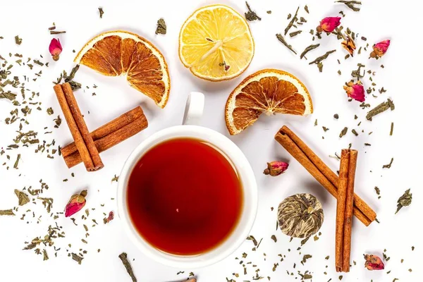 Üst manzara, beyaz arka planda bir fincan çay tarçınlı, kurutulmuş le