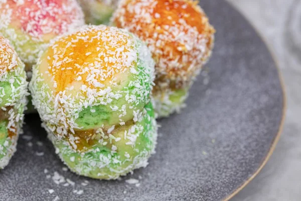 Tabakta renkli yuvarlak kurabiyeler