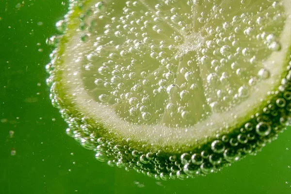 Yeşil zemin baloncuklu taze limon dilimi