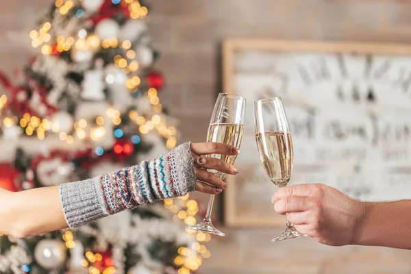 İki kadeh şampanyayla geçmiş Noel kutlaması.