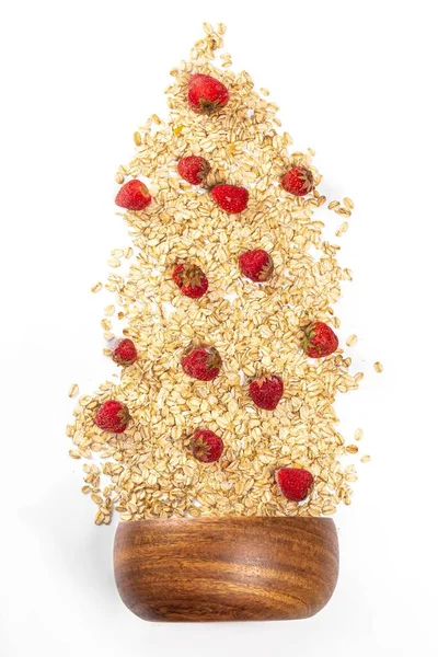 Çiğ yulaf ezmesi ve taze çilek. Beyaz üzerine saçılmış.