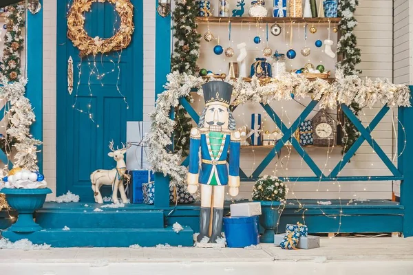 Güzel dekore edilmiş basamakların yanında bir fındıkkıran figürü. 