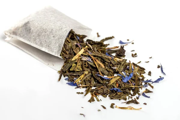Dağınık yeşil çay ve mavi çiçekli çay poşeti, yaklaşın.